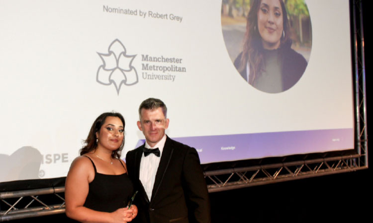 Zainab Aslam, winner of a 2022 UK EL Award and Mike Potts, Senior General Manager, Thermo Fisher Scientifi c, sponsor of the awards.